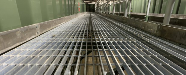 Rejilla electroforjada para tráfico ligero colocada en pasillo