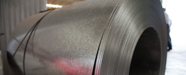 Acercamiento a rollo de acero con recubrimiento galvanizado