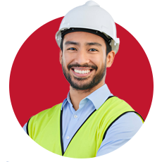Hombre sonriente con casco blanco, cliente de Panel y Acanalados Monterrey.