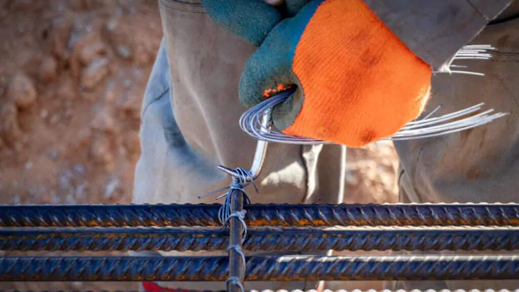 Amarre de estribos a una estructura de varillas con Alambre Galvanizado