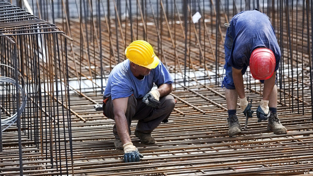 Amarre de parilla con Alambre Recocido durante la construcción de una losa.