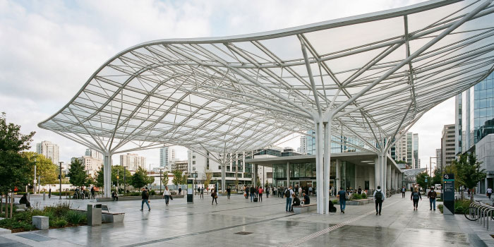 Cubierta arquitectónica sostenida por estructura de acero en espacio moderno