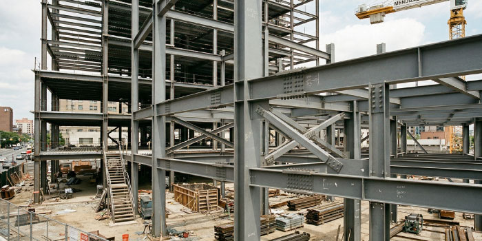 Estructura de acero en construcción con columnas y vigas metálicas ensambladas