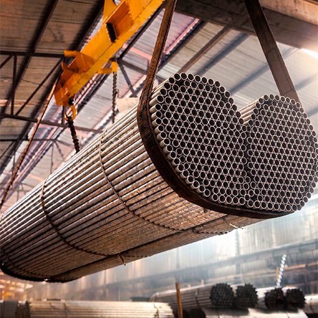 Atados de tubo conduit movidos con grúa viajera en nave industrial